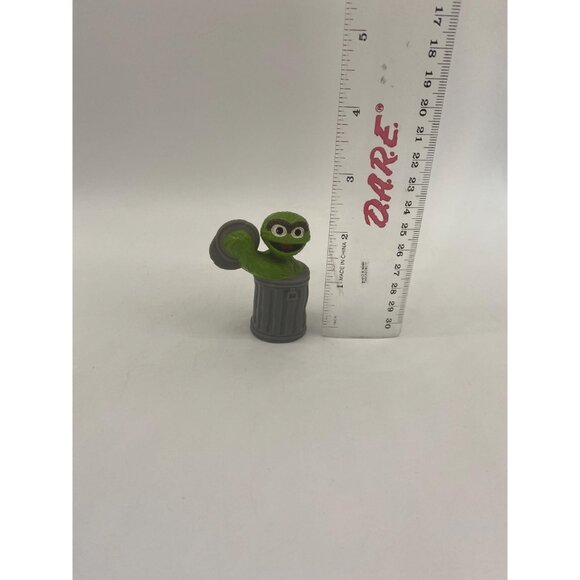 Vintage 80s Tara Toys Sesame Street Oscar the Grouch Figurine - Picture 2 of 9